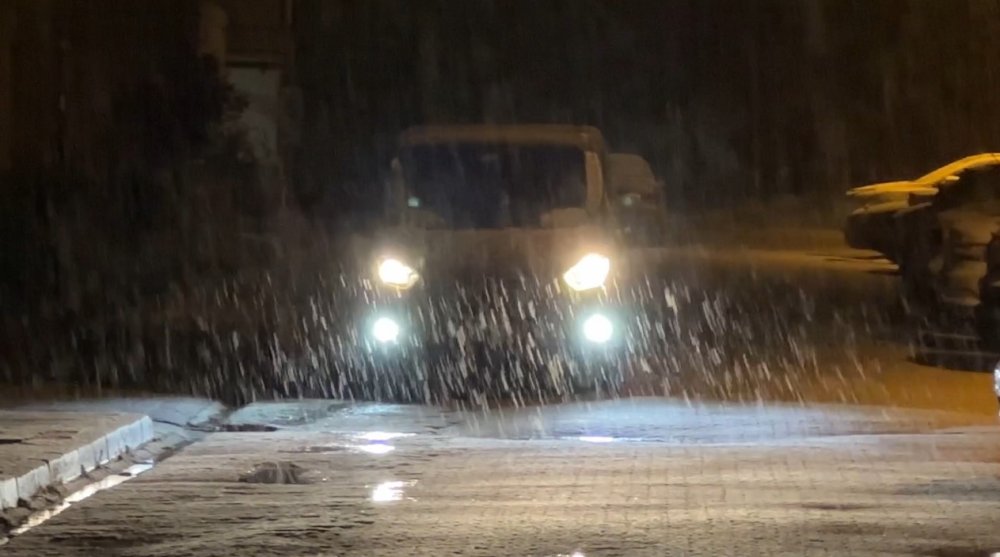 Yüksekova’da yağmur yerini kar yağışına bıraktı