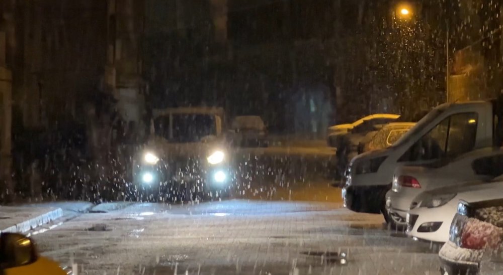 Yüksekova’da yağmur yerini kar yağışına bıraktı