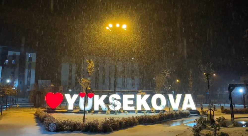 Yüksekova’da yağmur yerini kar yağışına bıraktı