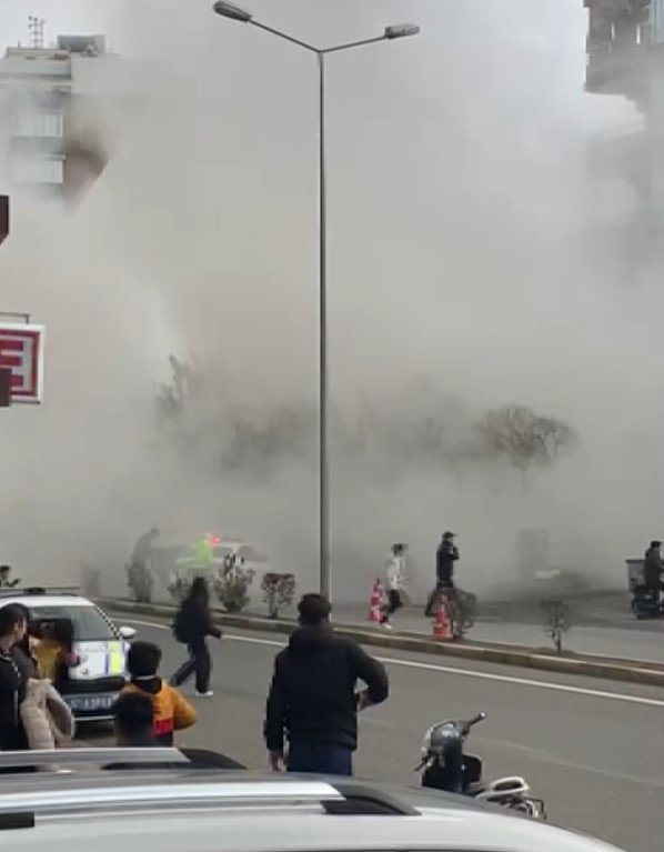 Ağır hasarlı bina yıkım sırasında korna sesiyle yerle bir oldu, facianın eşiğinden dönüldü