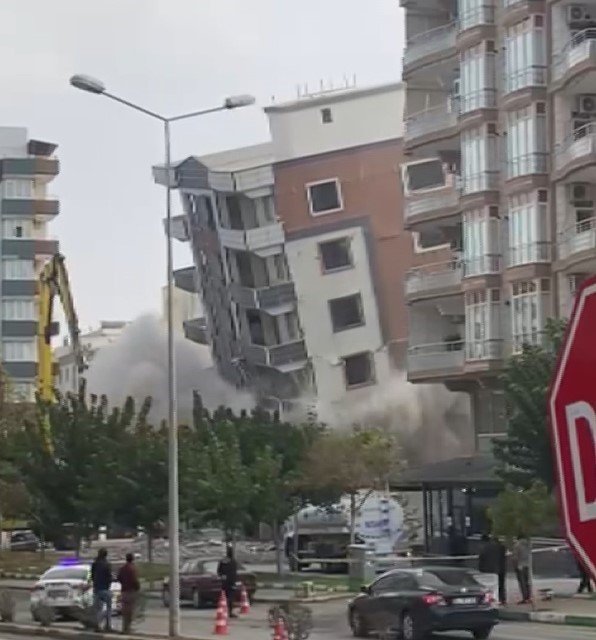 Ağır hasarlı bina yıkım sırasında korna sesiyle yerle bir oldu, facianın eşiğinden dönüldü