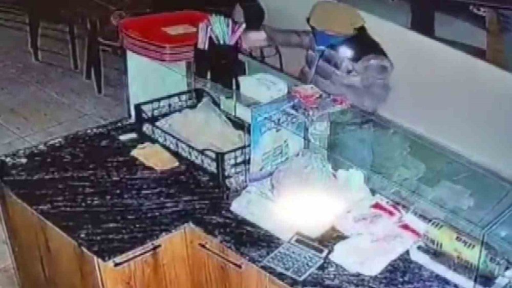 Sadaka kutusu ve nakit para çalan kişiler kameraya yakalandı