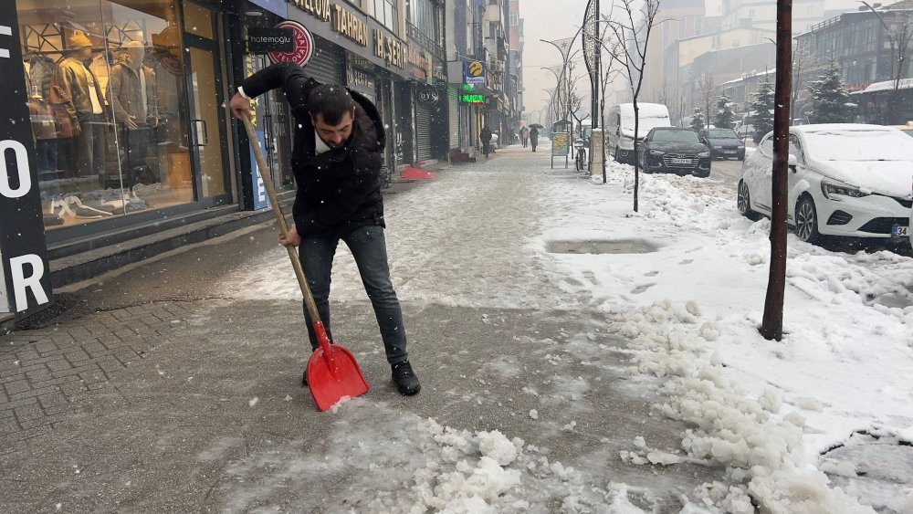 Van ve Hakkari'de kar yağışı etkili oldu; 12 yerleşim yeri ulaşıma kapandı
