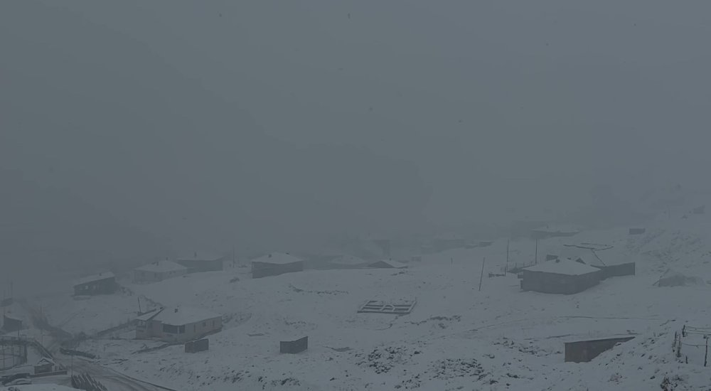 Yüksekova’da yoğun kar yağışı uçak seferlerini durdurdu