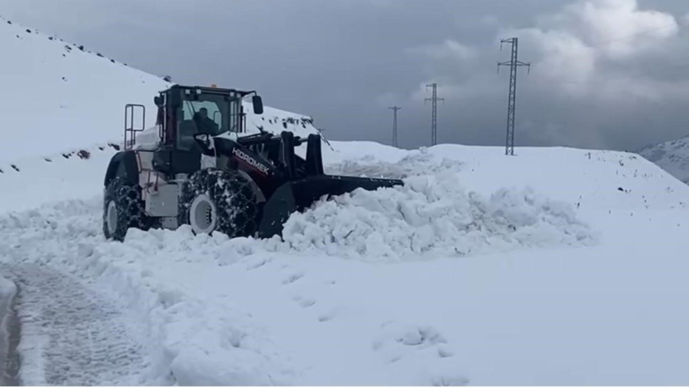 Şırnak’ta karlı yollar açılıyor