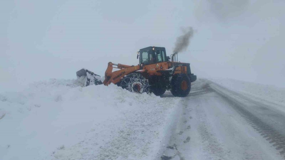 Van'ın Karabet Geçidi’nde kar temizleme çalışması devam ediyor