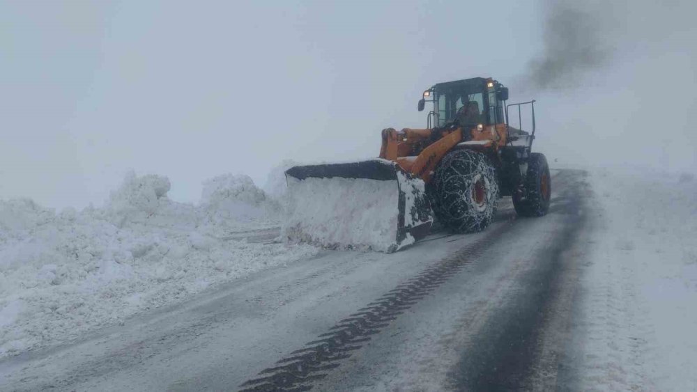 Van'ın Karabet Geçidi’nde kar temizleme çalışması devam ediyor