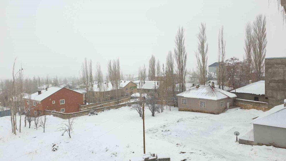 Başkale beyaza büründü