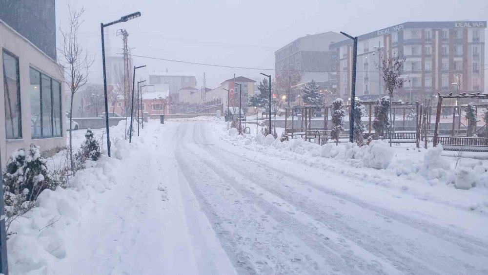 Başkale beyaza büründü