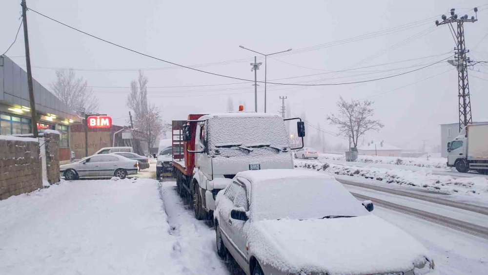 Başkale beyaza büründü