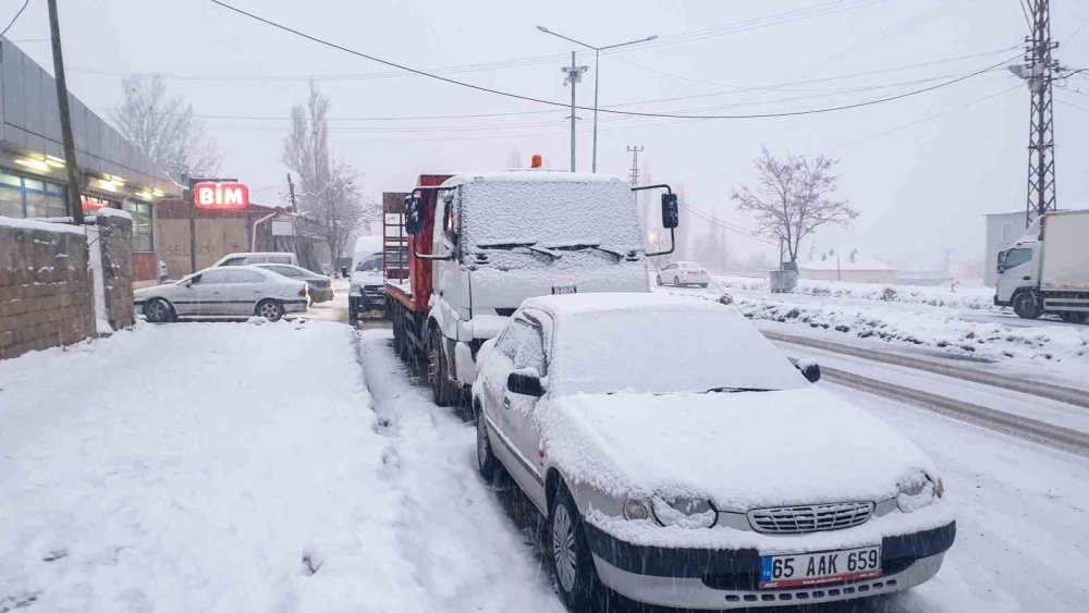 Başkale beyaza büründü