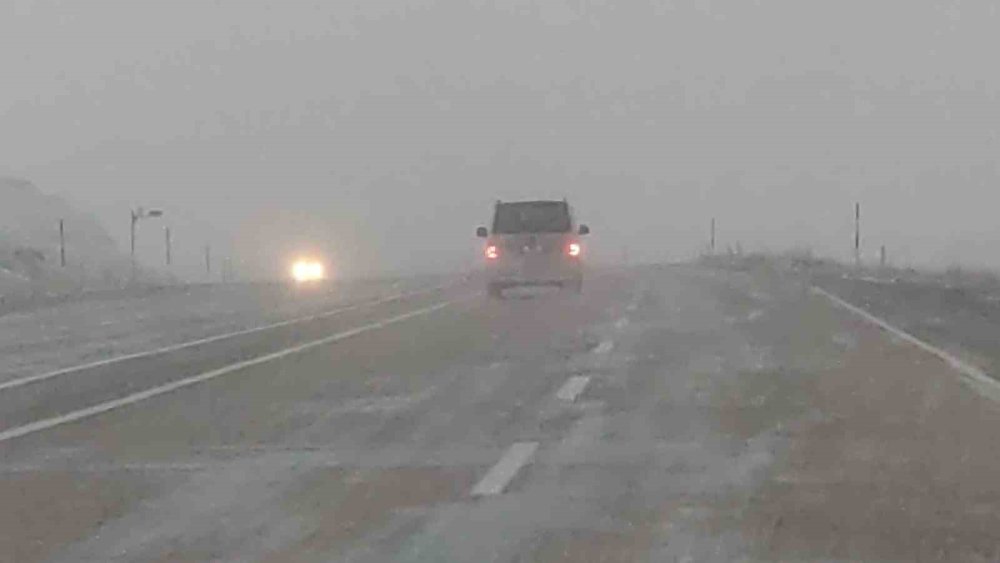 Van’da Kurubaş Geçidi’nde yoğun kar yağışı ve sis etkili oldu