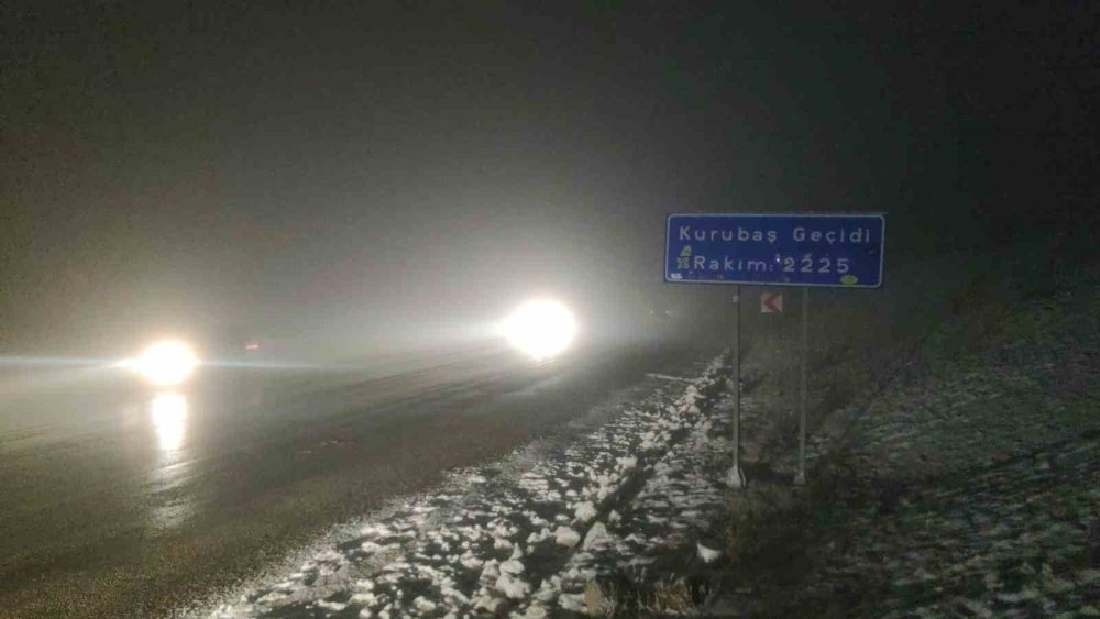 Van’da Kurubaş Geçidi’nde yoğun kar yağışı ve sis etkili oldu