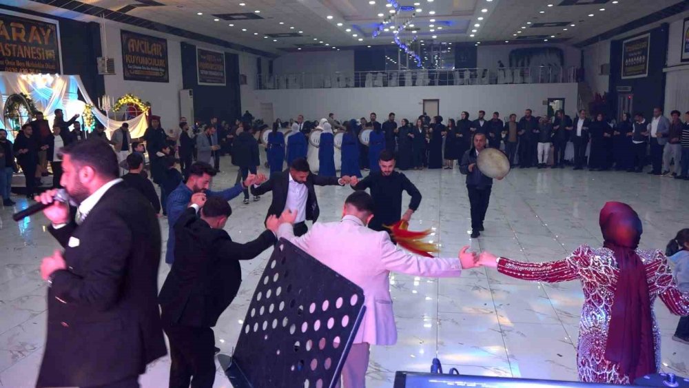 Kaçarak evlendiler, 14 yıl sonra yaptıkları düğünle hayallerini tamamladılar