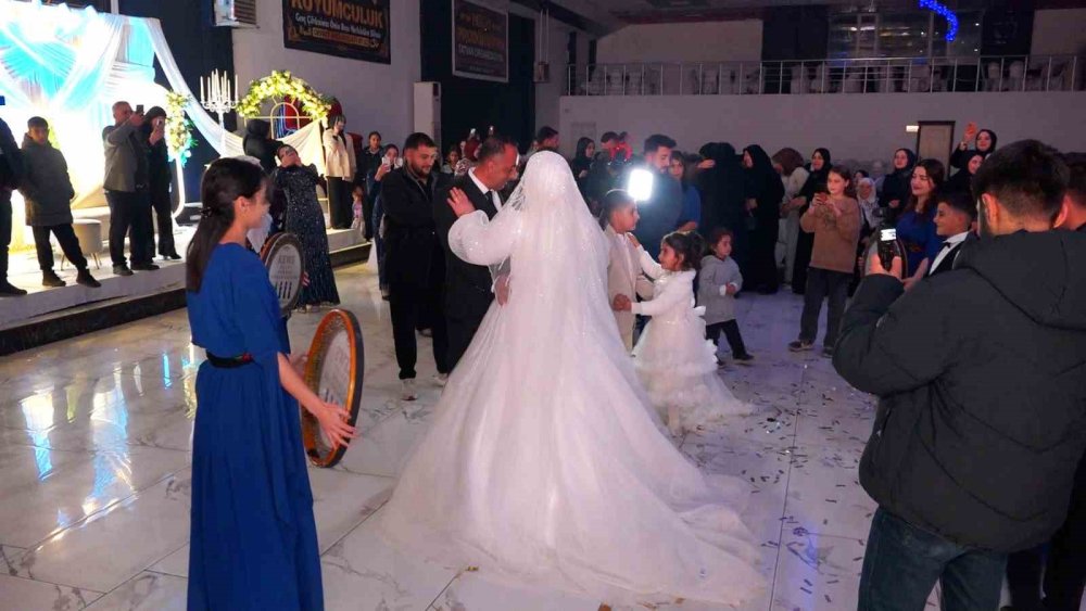 Kaçarak evlendiler, 14 yıl sonra yaptıkları düğünle hayallerini tamamladılar