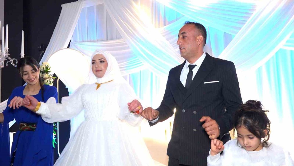 Kaçarak evlendiler, 14 yıl sonra yaptıkları düğünle hayallerini tamamladılar
