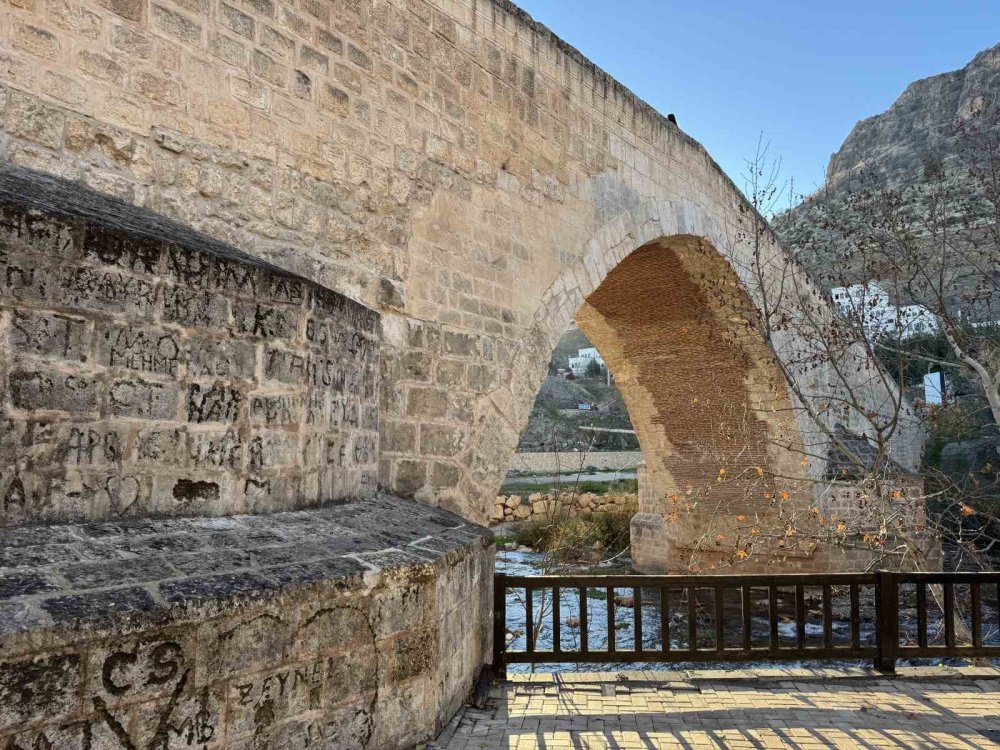 Çermik'teki Haburman köprüsü, tüm ihtişamı ile ayakta