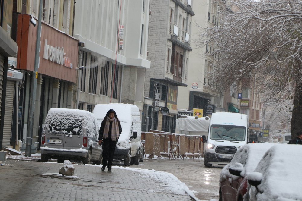 Van'da 90 yerleşim yeri ulaşıma kapandı