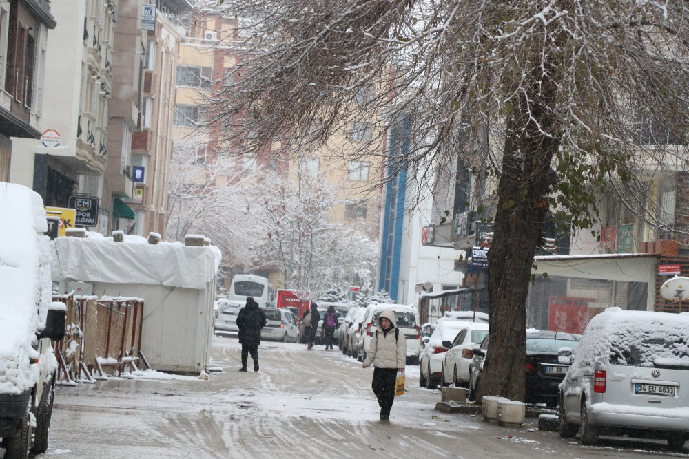 Van'da 90 yerleşim yeri ulaşıma kapandı