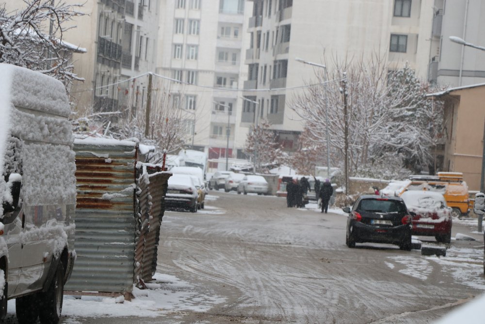 Van'da 90 yerleşim yeri ulaşıma kapandı