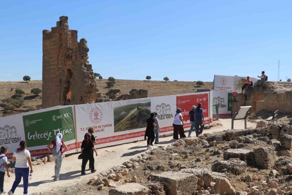 3 bin yıllık Zerzevan Kalesi'ne bir yılda 400 bin kişi çıktı