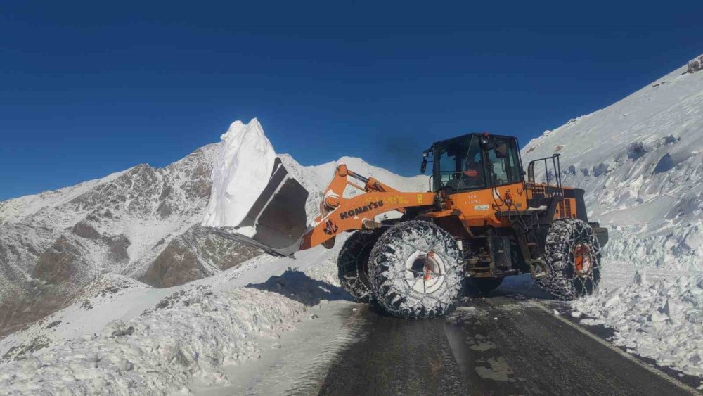 Bahçesaray yolu ulaşıma açıldı