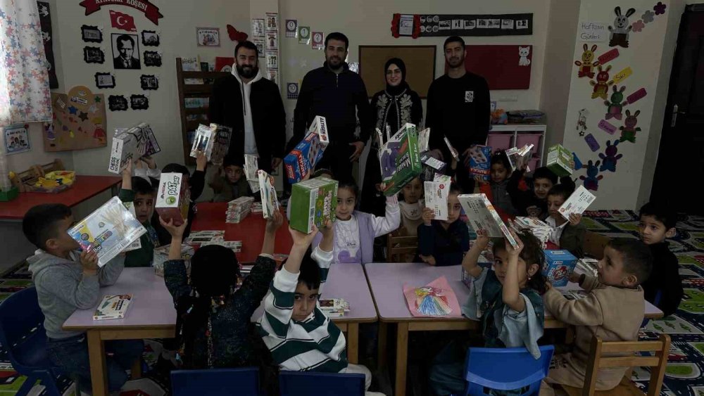 Büyükçiftlik'teki okula zeka oyunu seti ile kırtasiye malzemesi hediye edildi