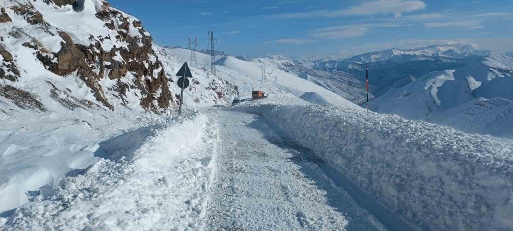 Uludere'de karda mahsur kalan 12 kişi 3 saatlik çalışmayla kurtarıldı
