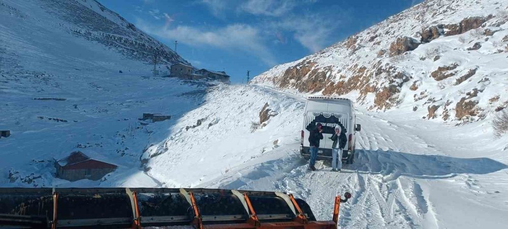 Uludere'de karda mahsur kalan 12 kişi 3 saatlik çalışmayla kurtarıldı