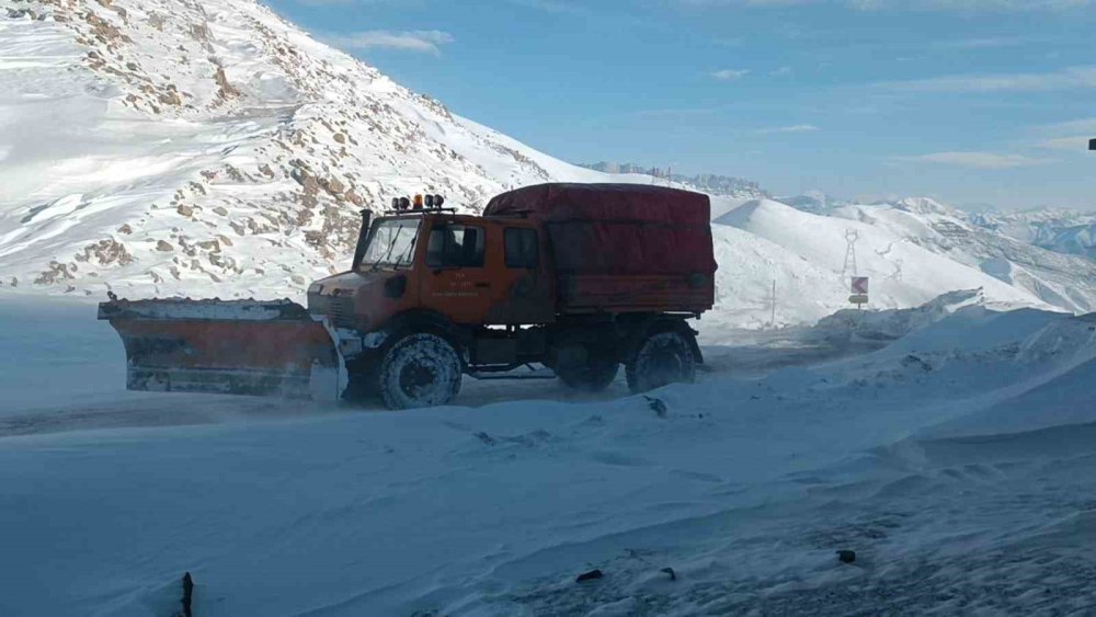 Uludere'de karda mahsur kalan 12 kişi 3 saatlik çalışmayla kurtarıldı