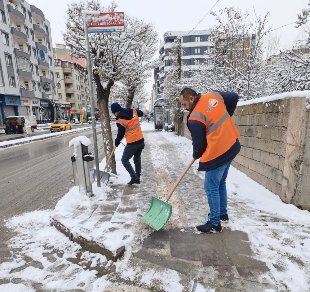 Van'da ulaşıma kapanan 90 yerleşim yeri yolundan 55'i açıldı