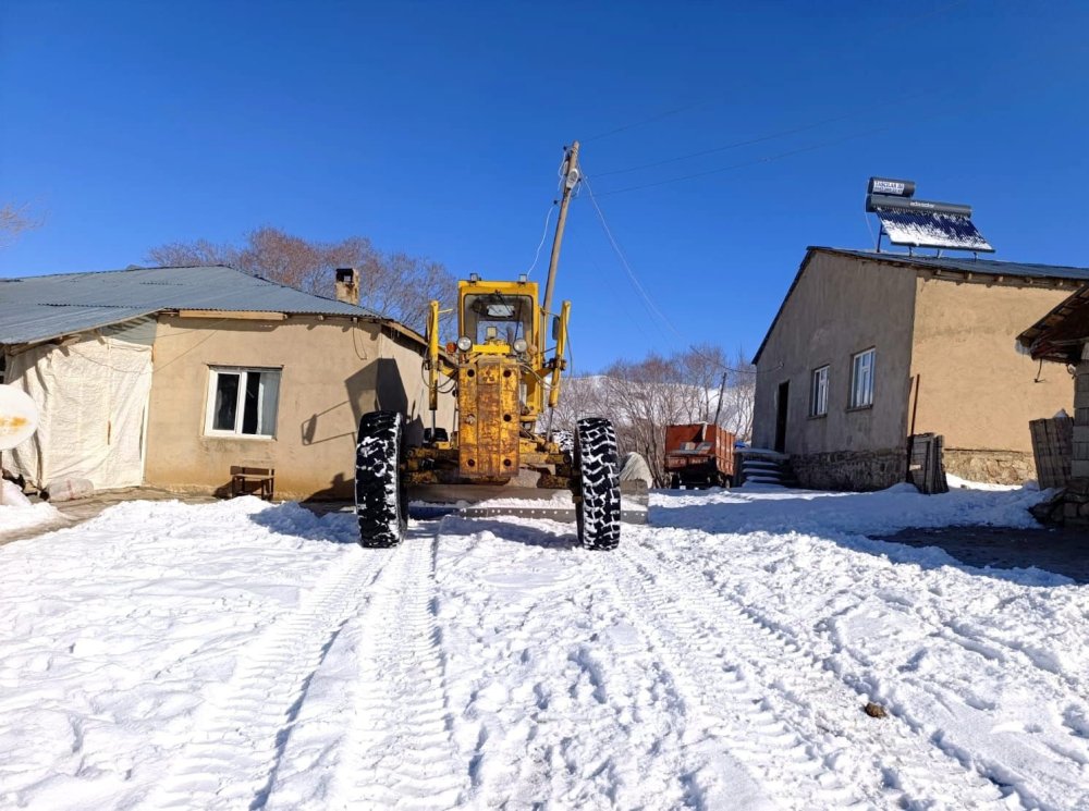 Van'da ulaşıma kapanan 90 yerleşim yeri yolundan 55'i açıldı