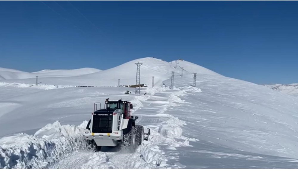 Beytüşşebap'ta tipi, köy yollarını ulaşıma kapattı