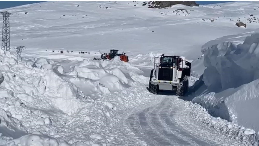 Beytüşşebap'ta tipi, köy yollarını ulaşıma kapattı