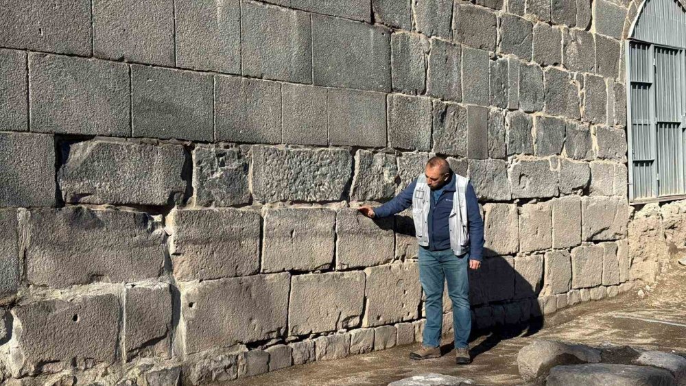 Bir asırdır toprak altında olan Diyarbakır surlarının 1.35 metresi gün yüzüne çıkartıldı