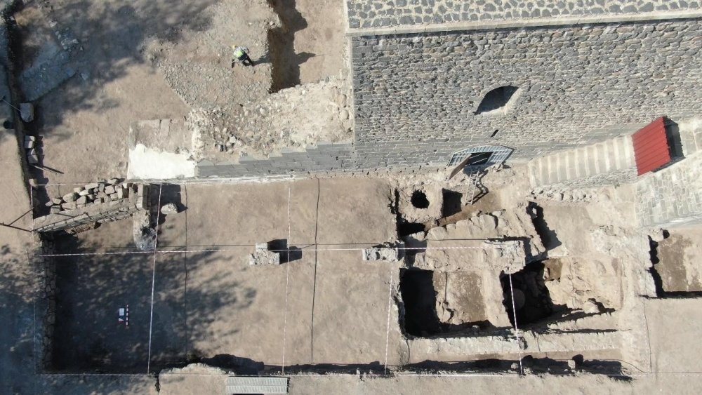 Bir asırdır toprak altında olan Diyarbakır surlarının 1.35 metresi gün yüzüne çıkartıldı