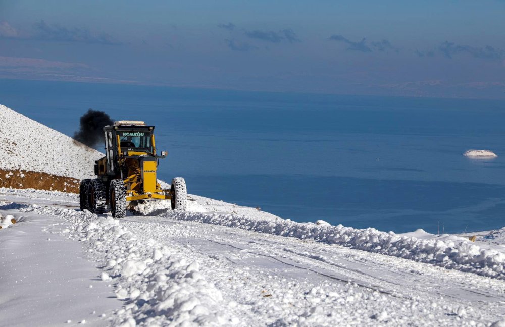 Van'da kapanan 90 yerleşim yerinden 78'inin yolu ulaşıma açıldı
