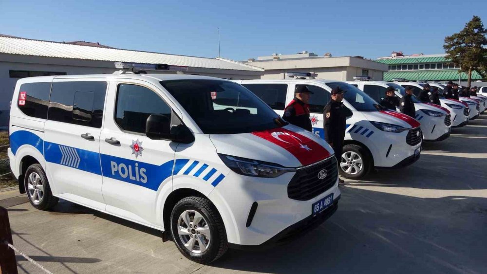 Van’da emniyet bünyesine alınan yeni araçlar törenle teslim edildi
