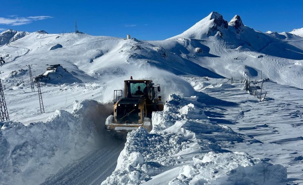 Yüksekova’da kardan kapanan askeri üs bölgelerinin yolları açılıyor