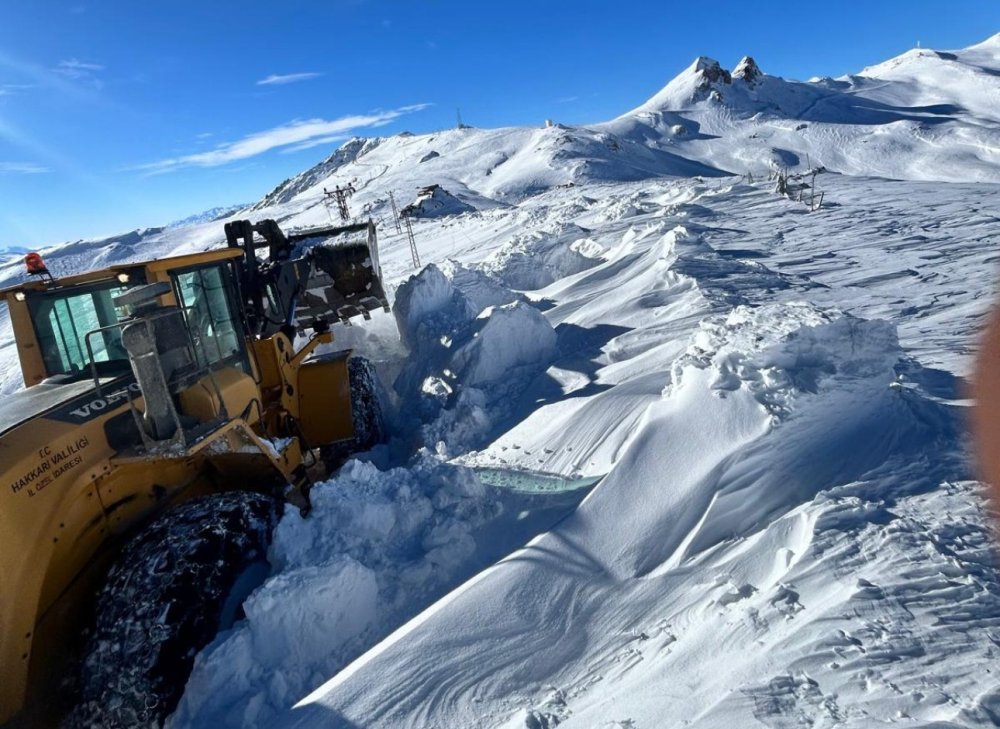 Yüksekova’da kardan kapanan askeri üs bölgelerinin yolları açılıyor