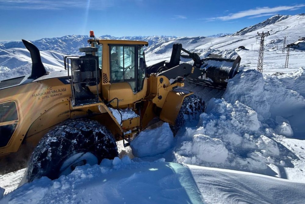 Yüksekova’da kardan kapanan askeri üs bölgelerinin yolları açılıyor