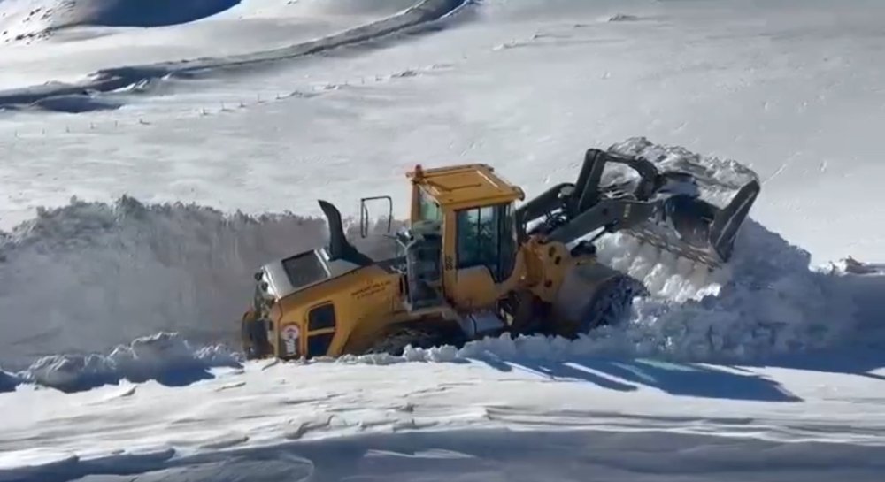 Yüksekova’da kardan kapanan askeri üs bölgelerinin yolları açılıyor
