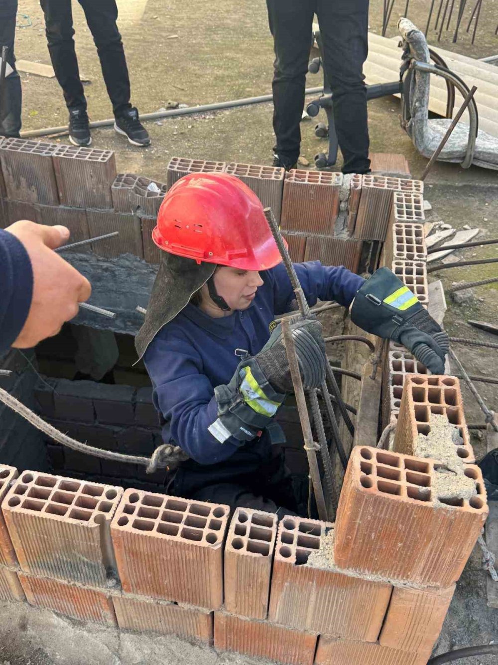 Asansör boşluğunda mahsur kalan kediyi itfaiye ekibi kurtardı