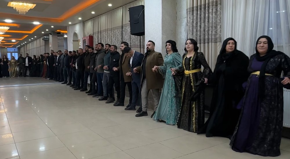 Kırgız gelin ve Yüksekovalı damadın kargoda başlayan aşkı mutlu sonla bitti