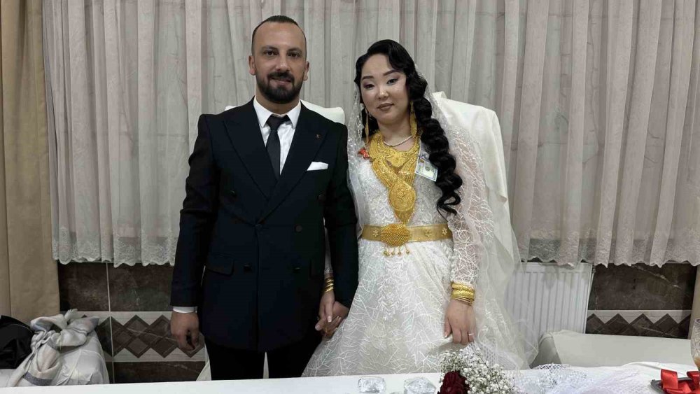 Kırgız gelin ve Yüksekovalı damadın kargoda başlayan aşkı mutlu sonla bitti