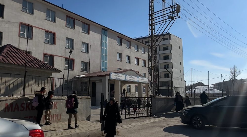 Yüksekova Cumhuriyet İlk ve Ortaokulu'nun pencerelerine çelik fileler takıldı