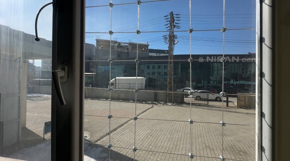 Yüksekova Cumhuriyet İlk ve Ortaokulu'nun pencerelerine çelik fileler takıldı