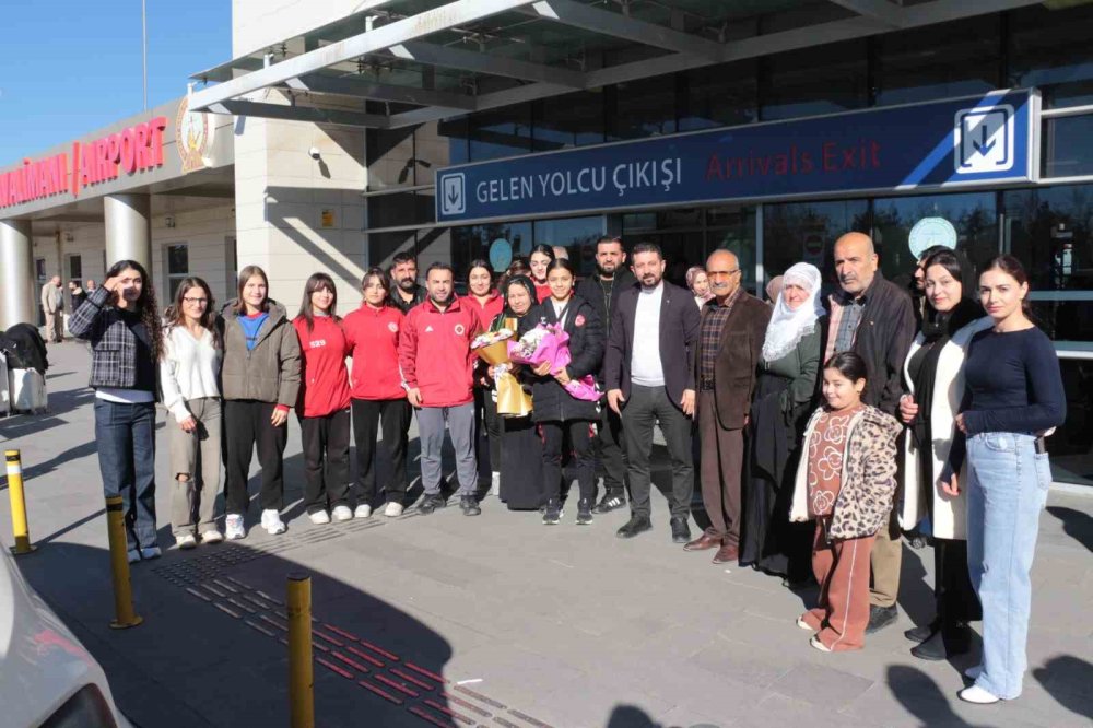 Boksta Avrupa 2.’si olan Cizreli Asmin'e, coşkulu karşılama