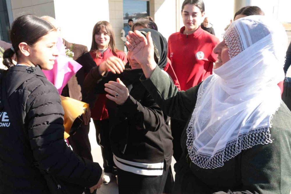 Boksta Avrupa 2.’si olan Cizreli Asmin'e, coşkulu karşılama