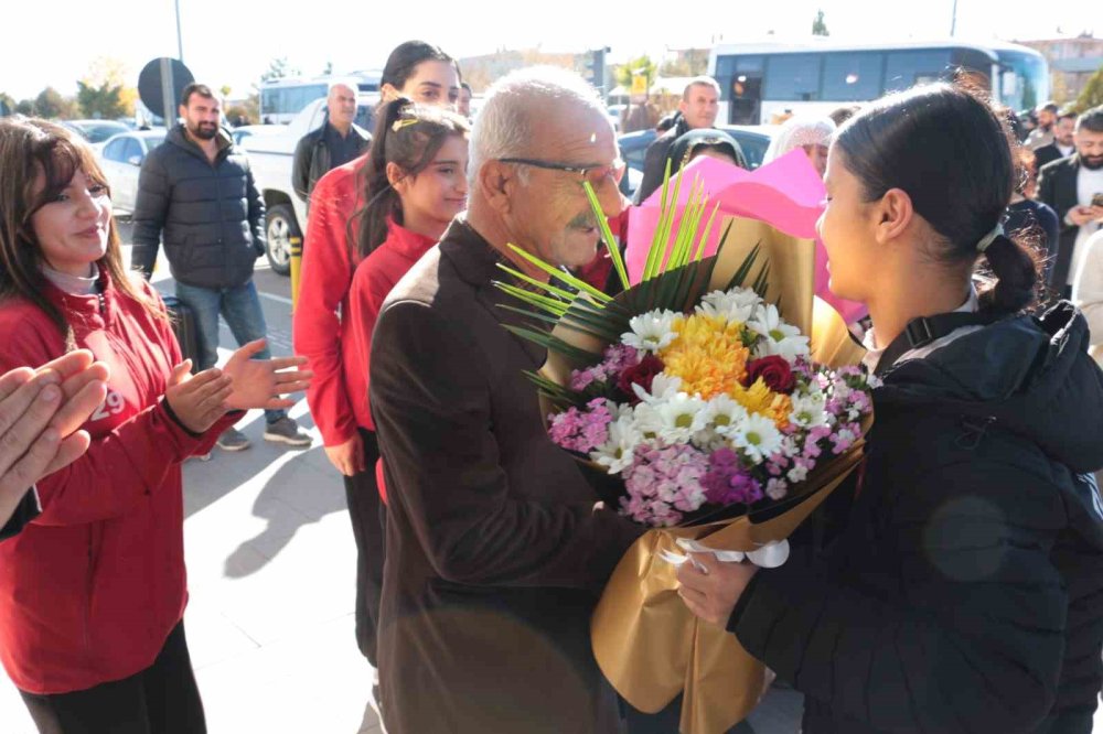 Boksta Avrupa 2.’si olan Cizreli Asmin'e, coşkulu karşılama